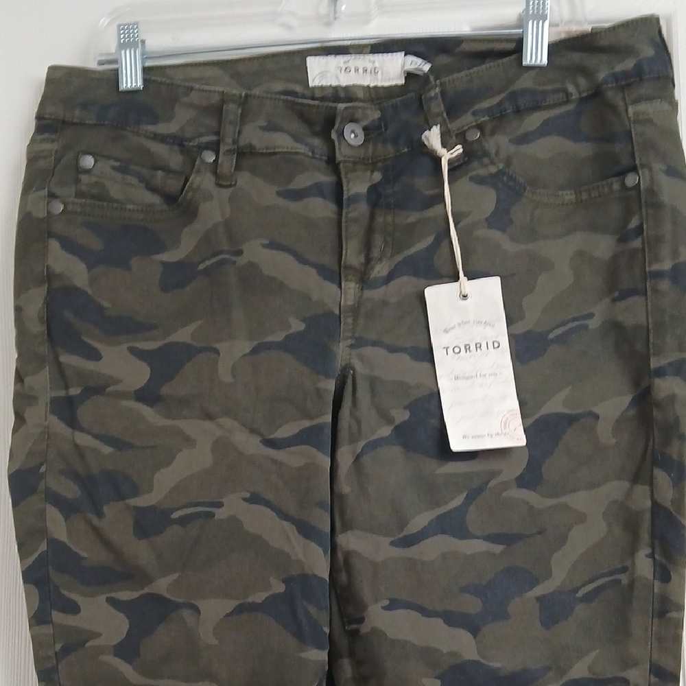 Torrid Camouflage Print Cropped Pants Size 12 Cotton/Spandex Blend - Picture 2 of 16